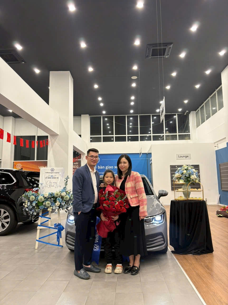Gia đình khách hàng nhận xe Volkswagen