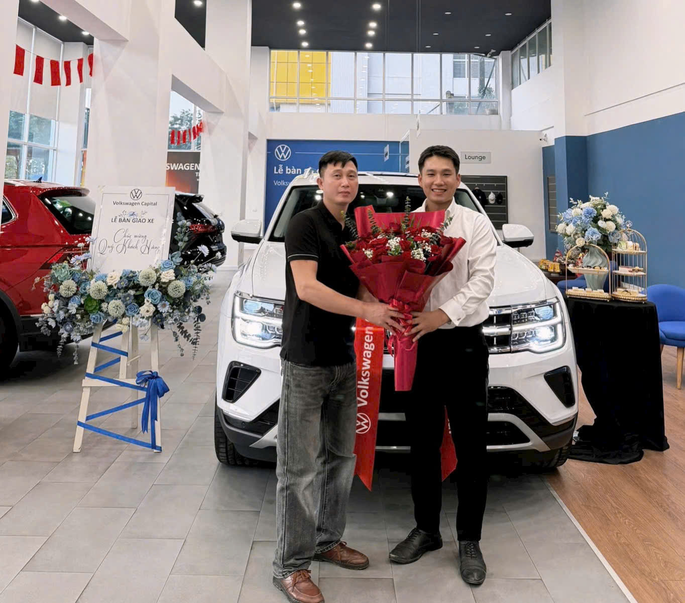 Khách hàng nhận xe Volkswagen Golf GTI